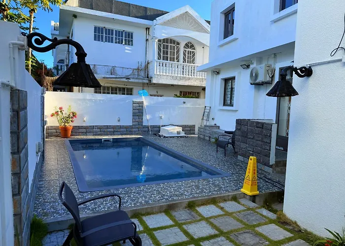 Happy House - Cosy Apartment With Private Pool And Walking Distance To Blue Bay Beach